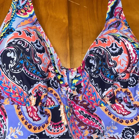 Plus Size Notched Scoop-Neck One-Piece Swimsuit - Picture 4 of 7